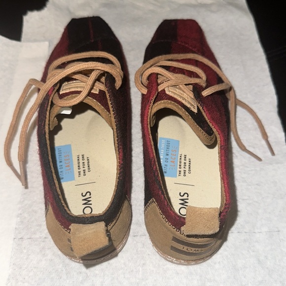 NWOT Toms Women’s Size 7.5 Red and Black with Tan Leather Outlining. New. - Picture 5 of 8